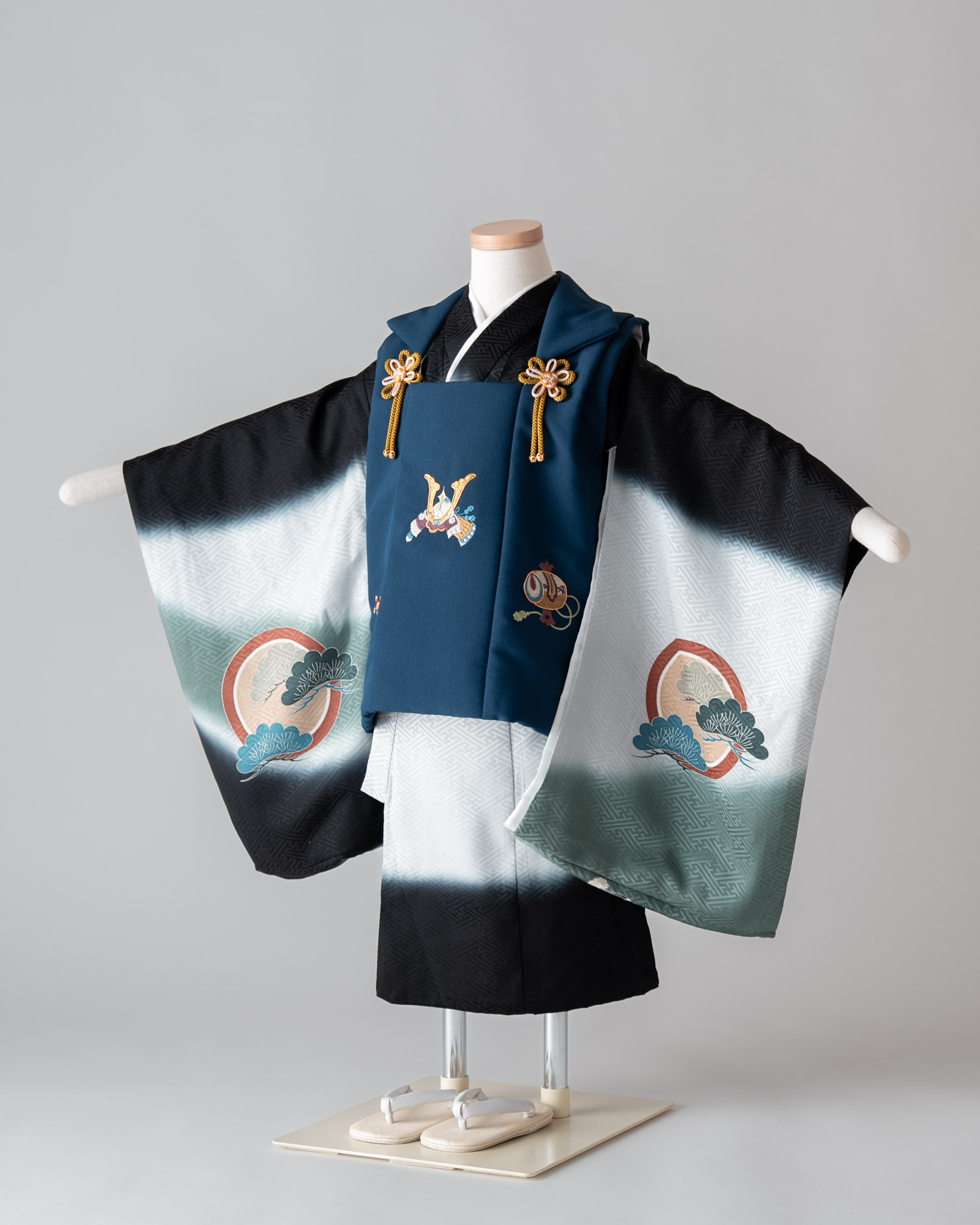 5歳男の子用の七五三着物セット（黒と青の羽織、松と鼓の柄）