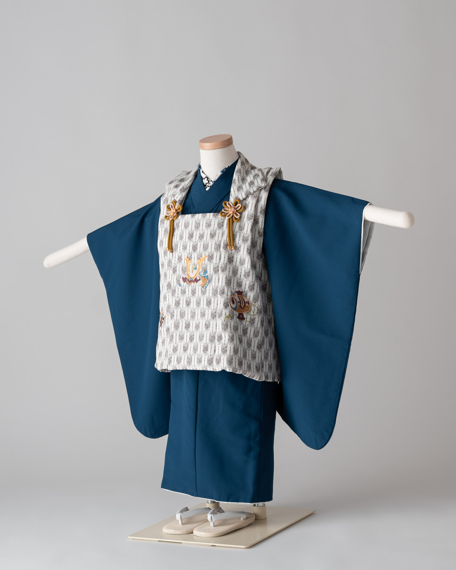 七五三・男の子用のブルーの羽織袴セット（兜と軍配の刺繍入り）