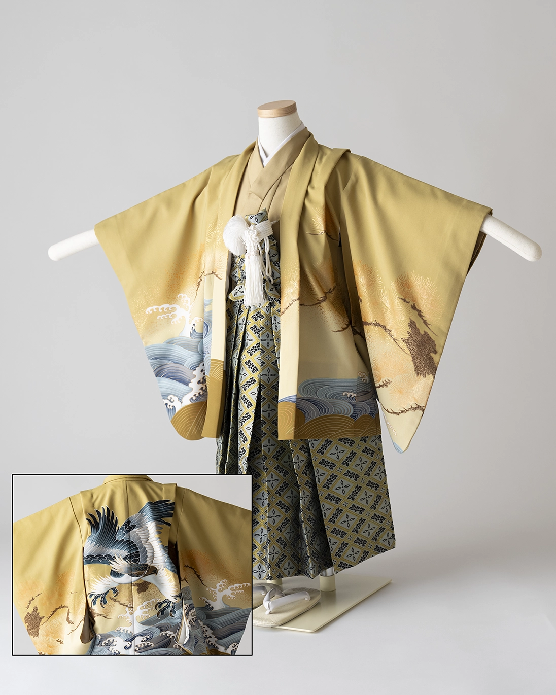 鷹と波模様が描かれた金茶色の羽織と袴を着た七五三5歳男の子用の着物セット
