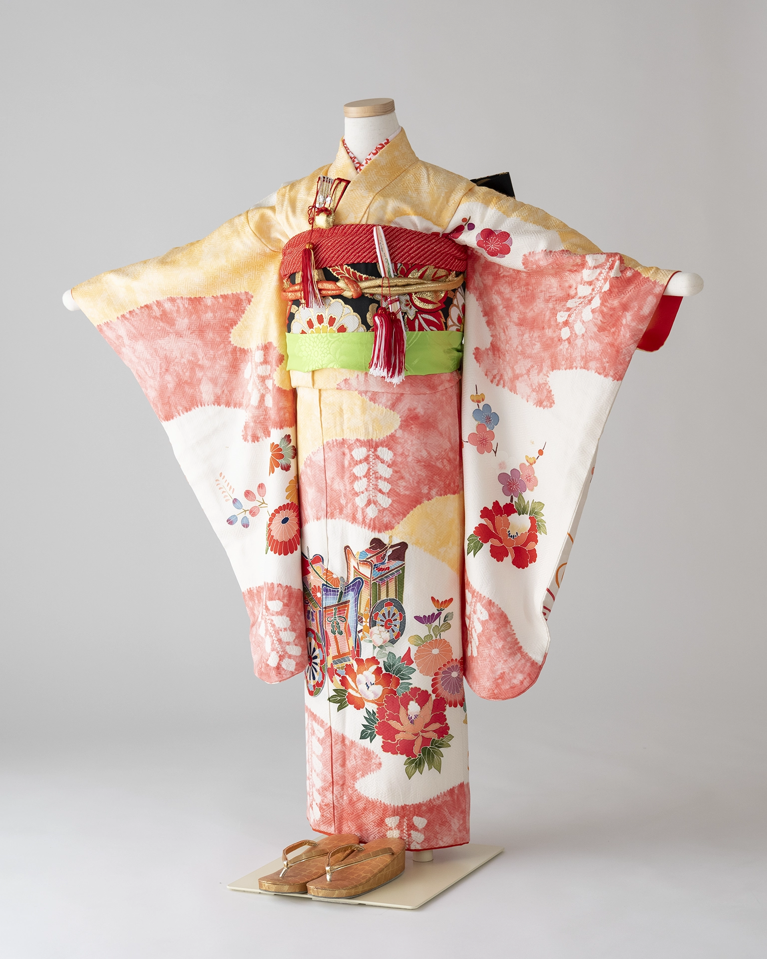 赤と黄色の絞り柄に花車模様があしらわれた七五三用の7歳女の子用着物