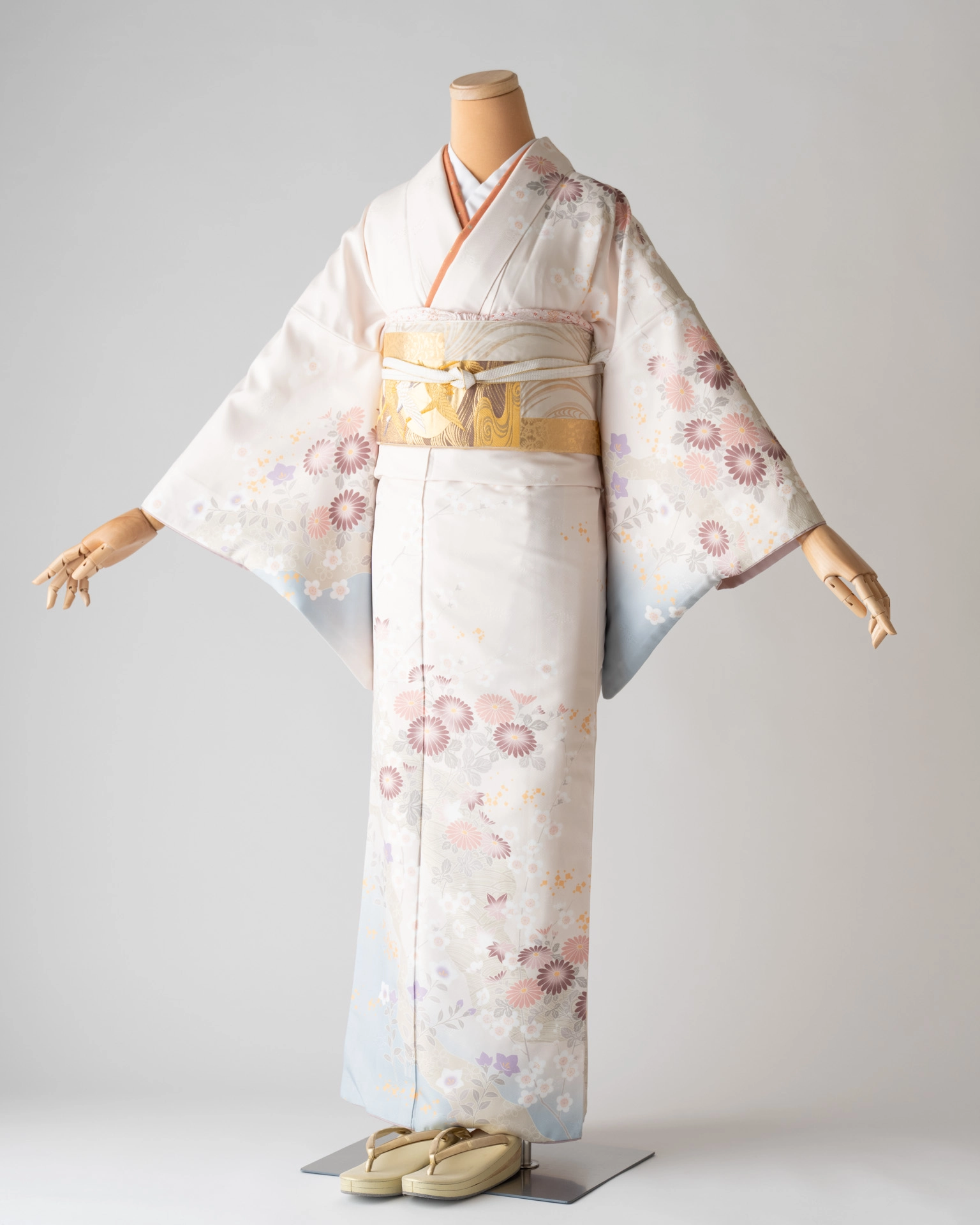 淡いピンクと水色のグラデーションが美しい、花柄の訪問着