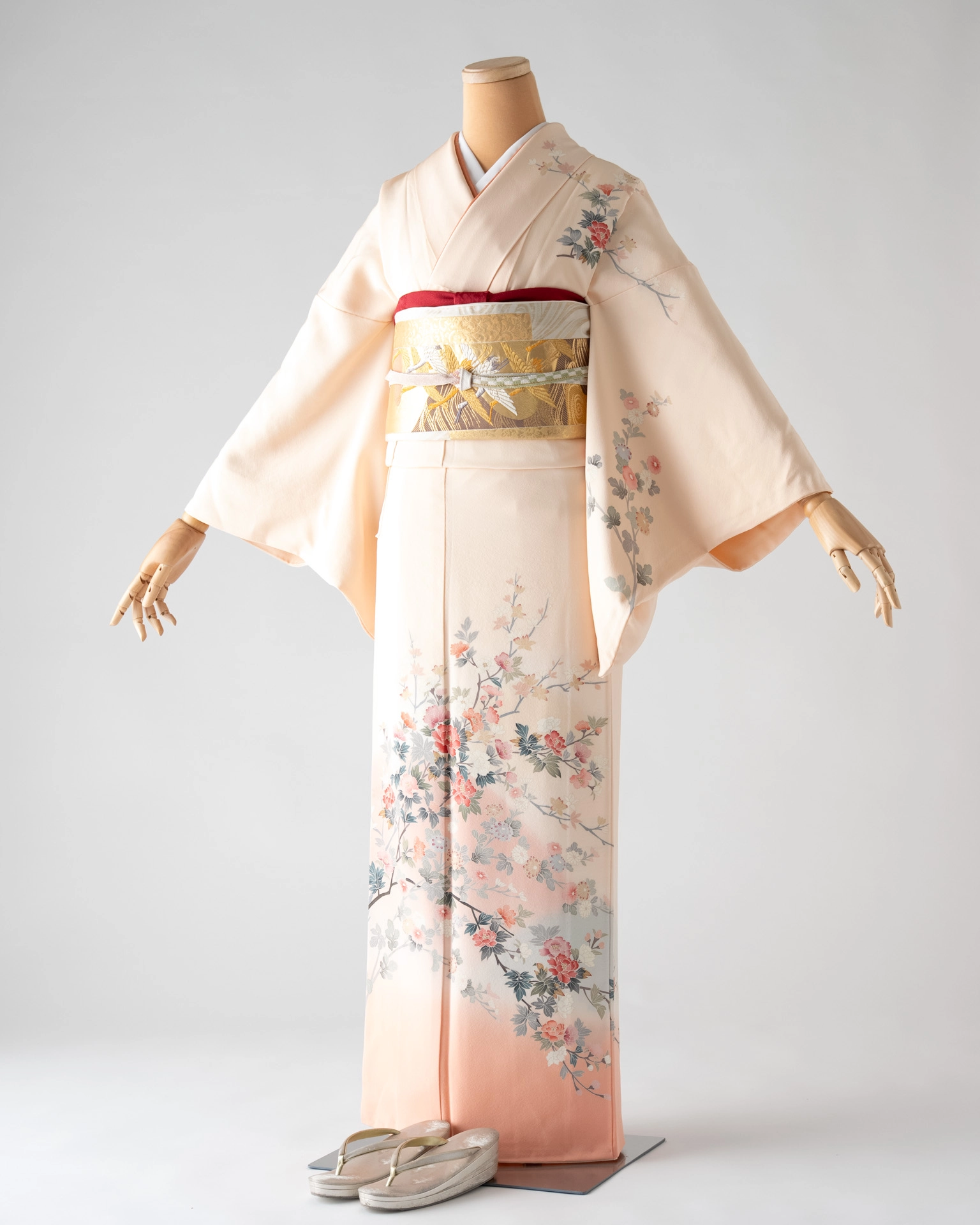 白地に淡いピンクとブルーのグラデーションが入った、菊の花模様の上品な訪問着