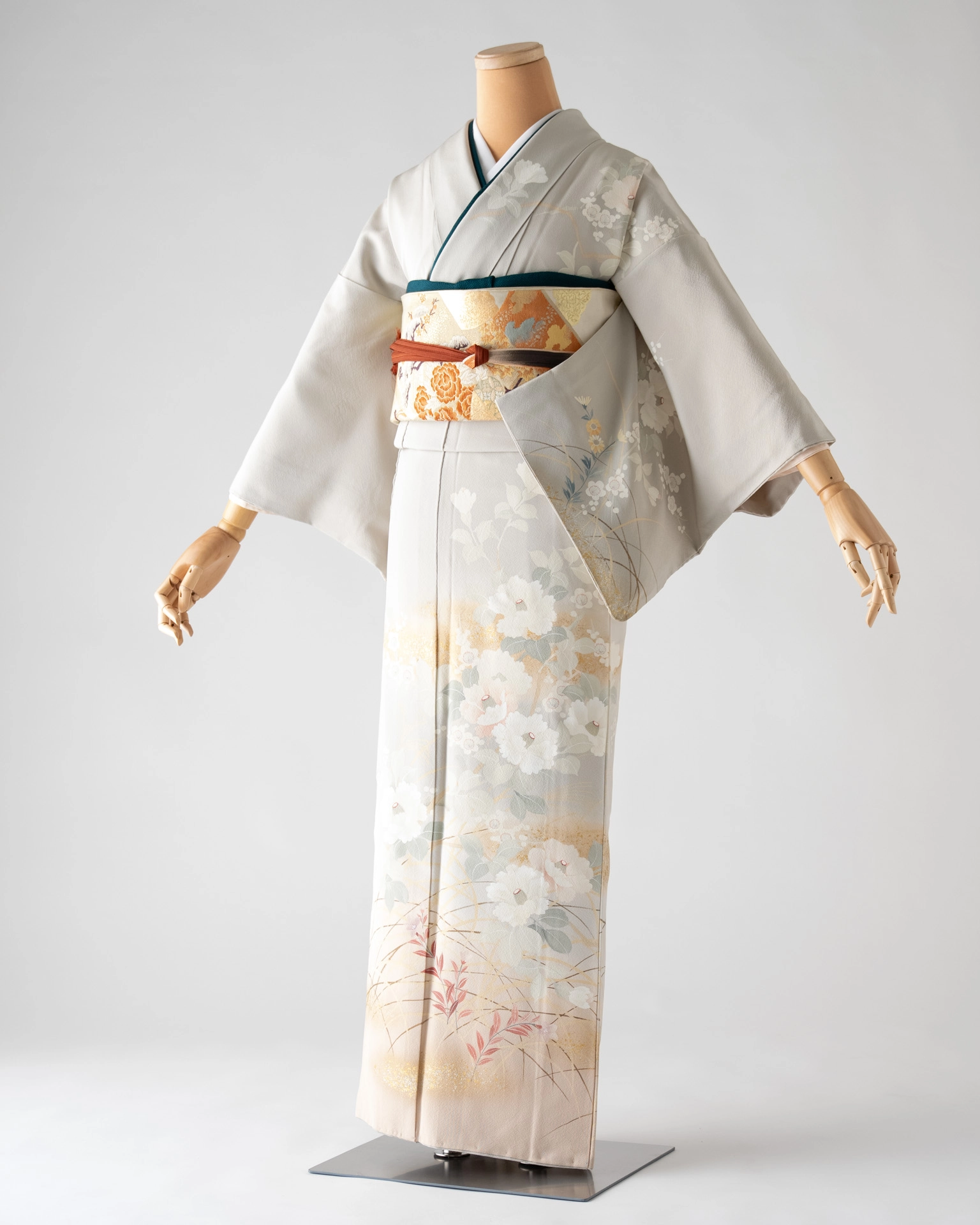 淡いピンクと水色のグラデーションが美しい菊模様の訪問着