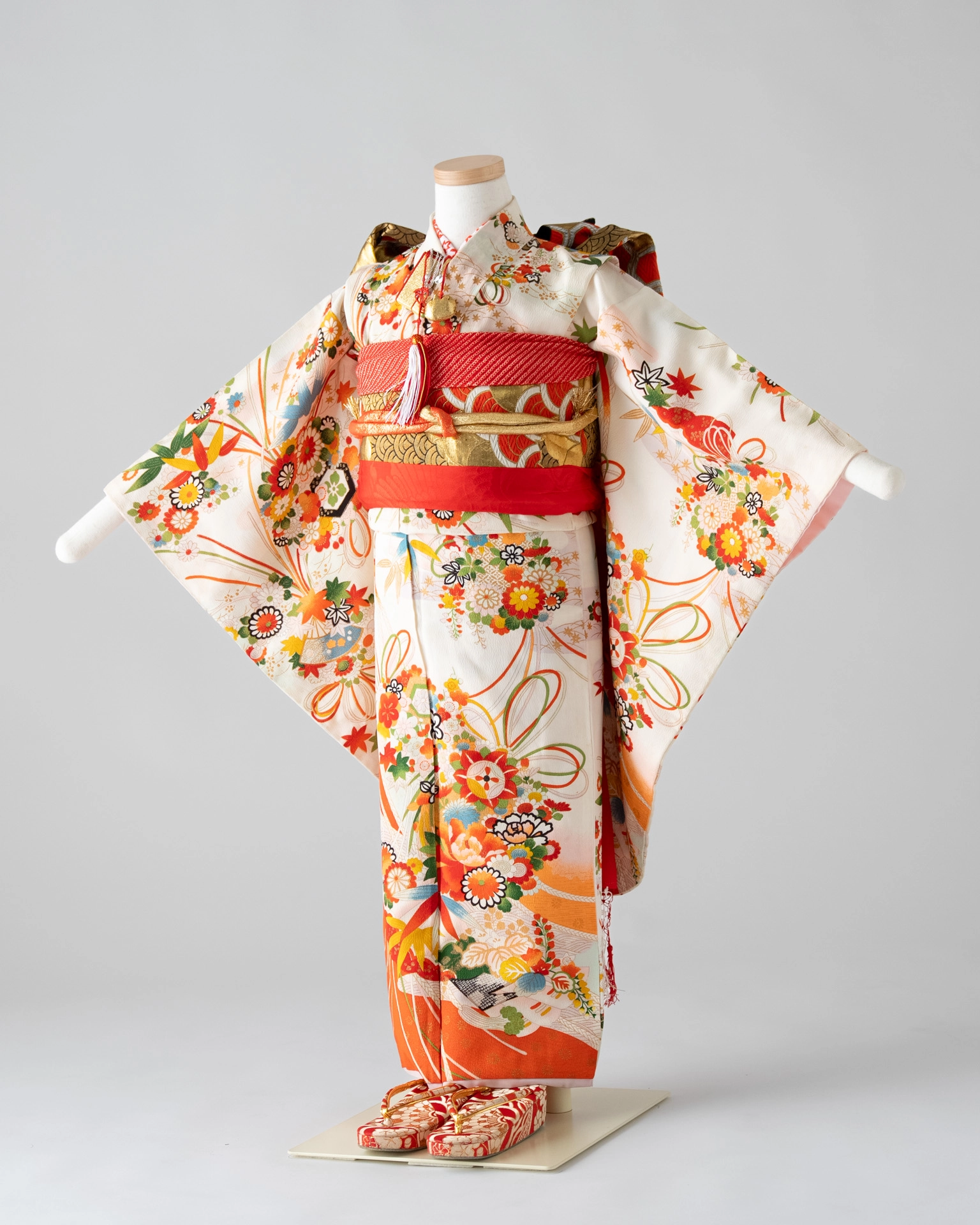 白地に赤・金の花々が豪華に彩られた7歳女児の着物