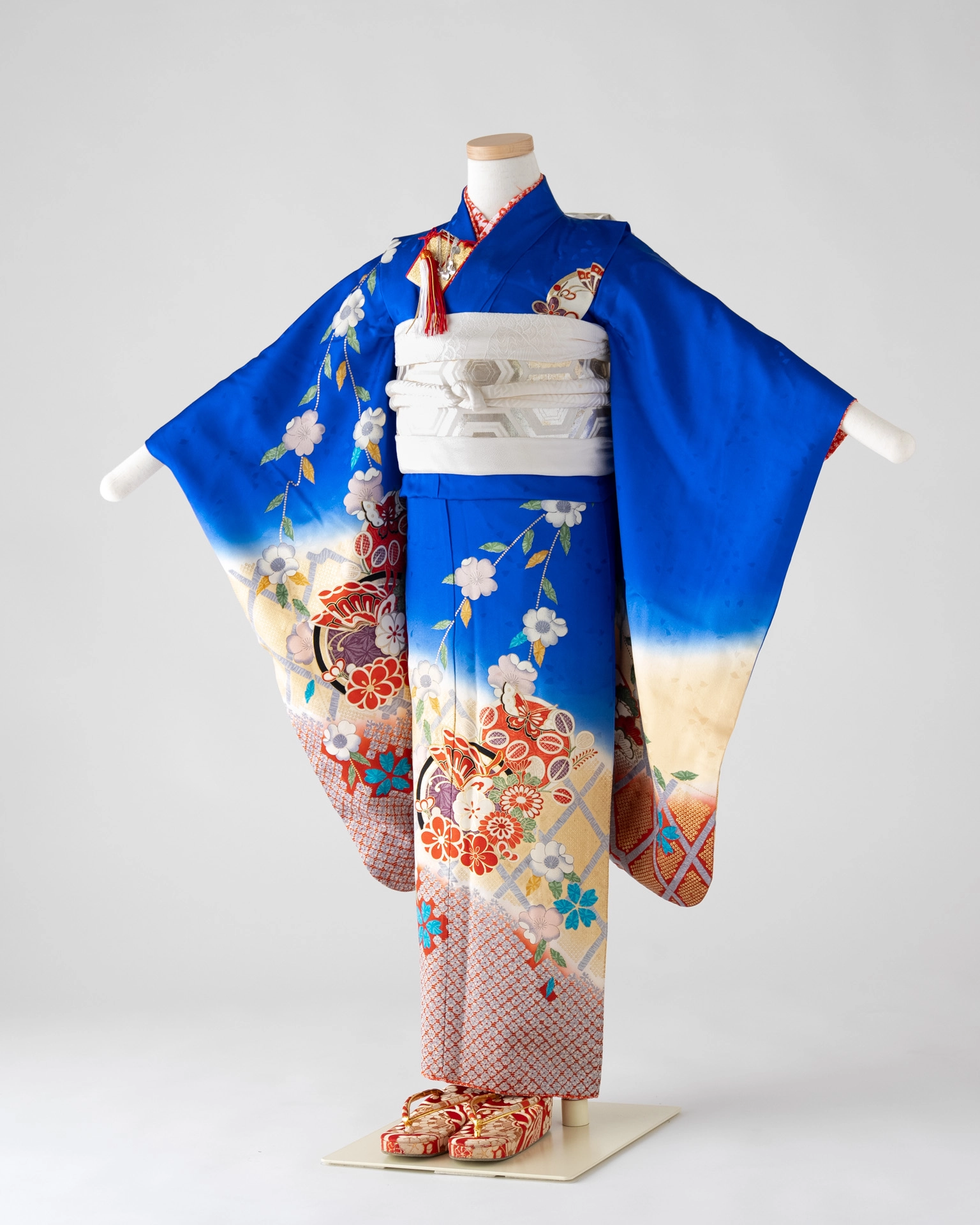 鮮やかな青地に桜と吉祥文様が描かれた7歳女児の着物