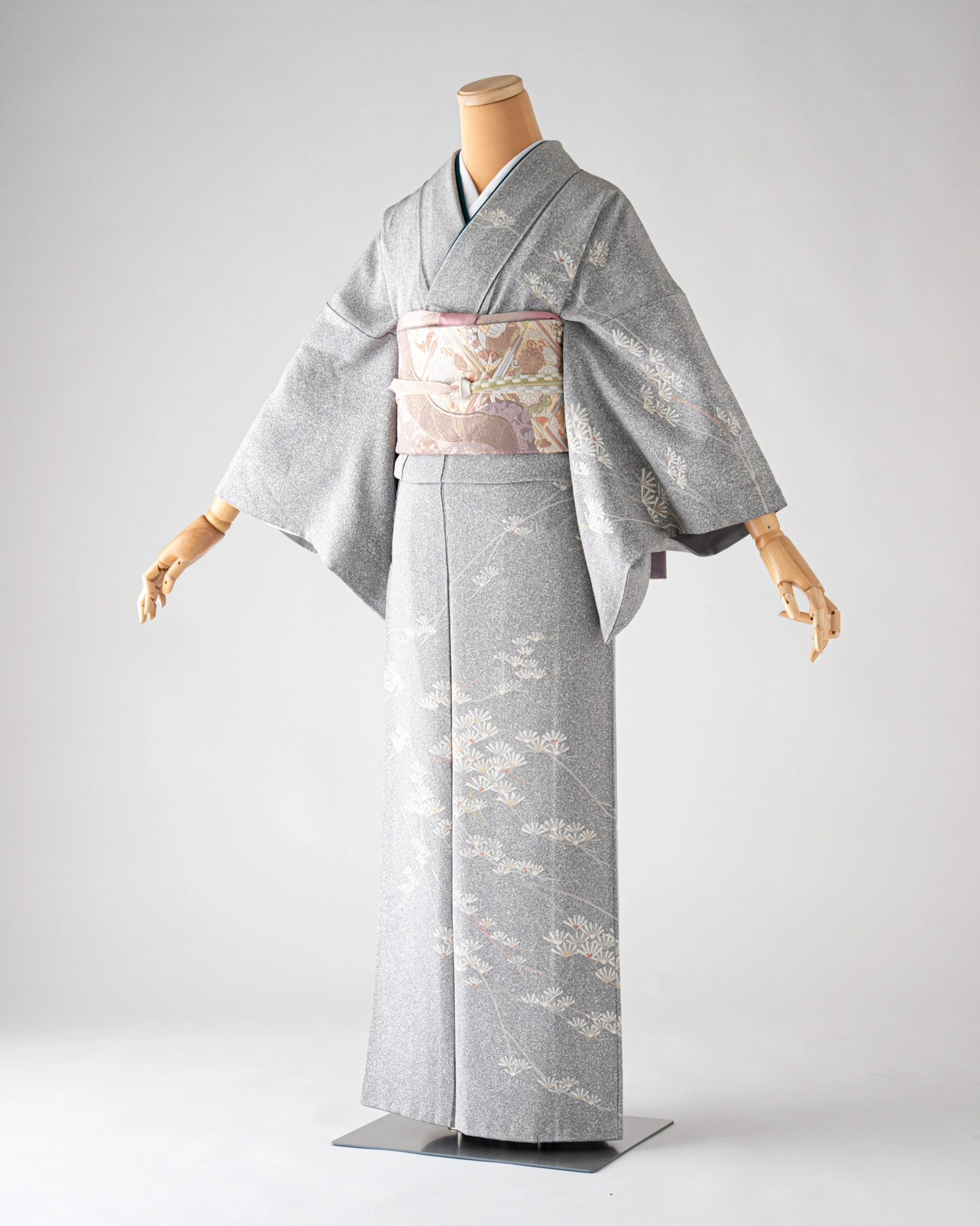 グレー地に繊細な草花模様があしらわれた大人用の訪問着と帯のセット