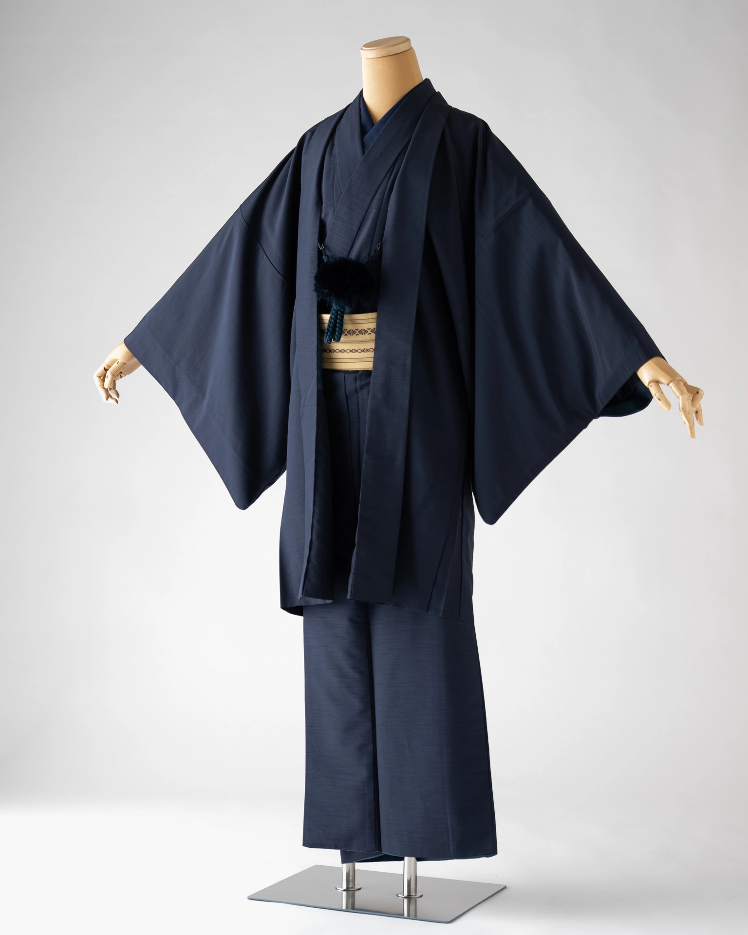 濃紺の着流しスタイルの男性用着物
