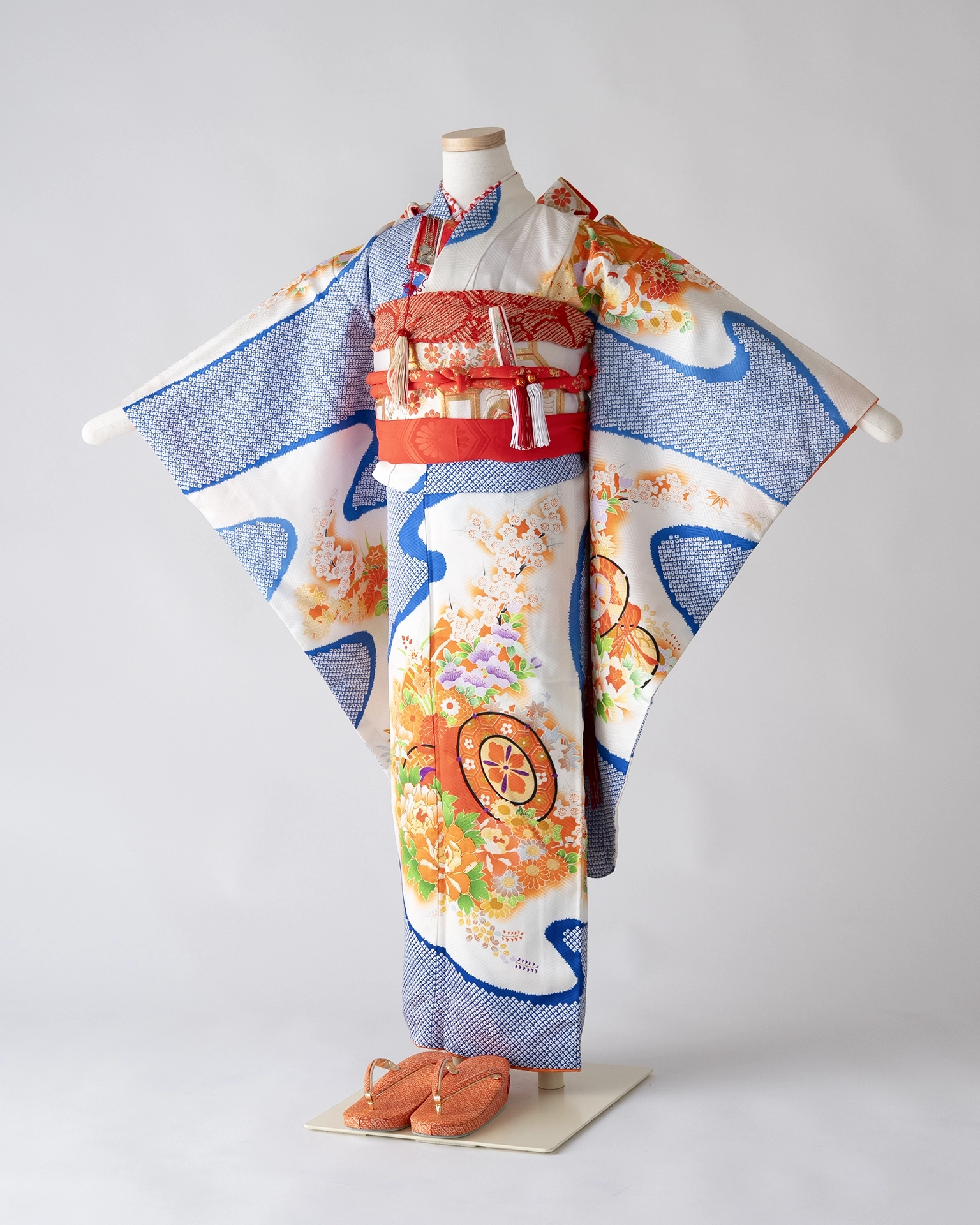 7歳女の子用の白地に青の大胆な波模様と華やかな花柄の着物スタイル