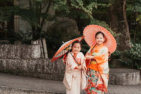 和傘を差した七五三着物の姉妹のツーショット