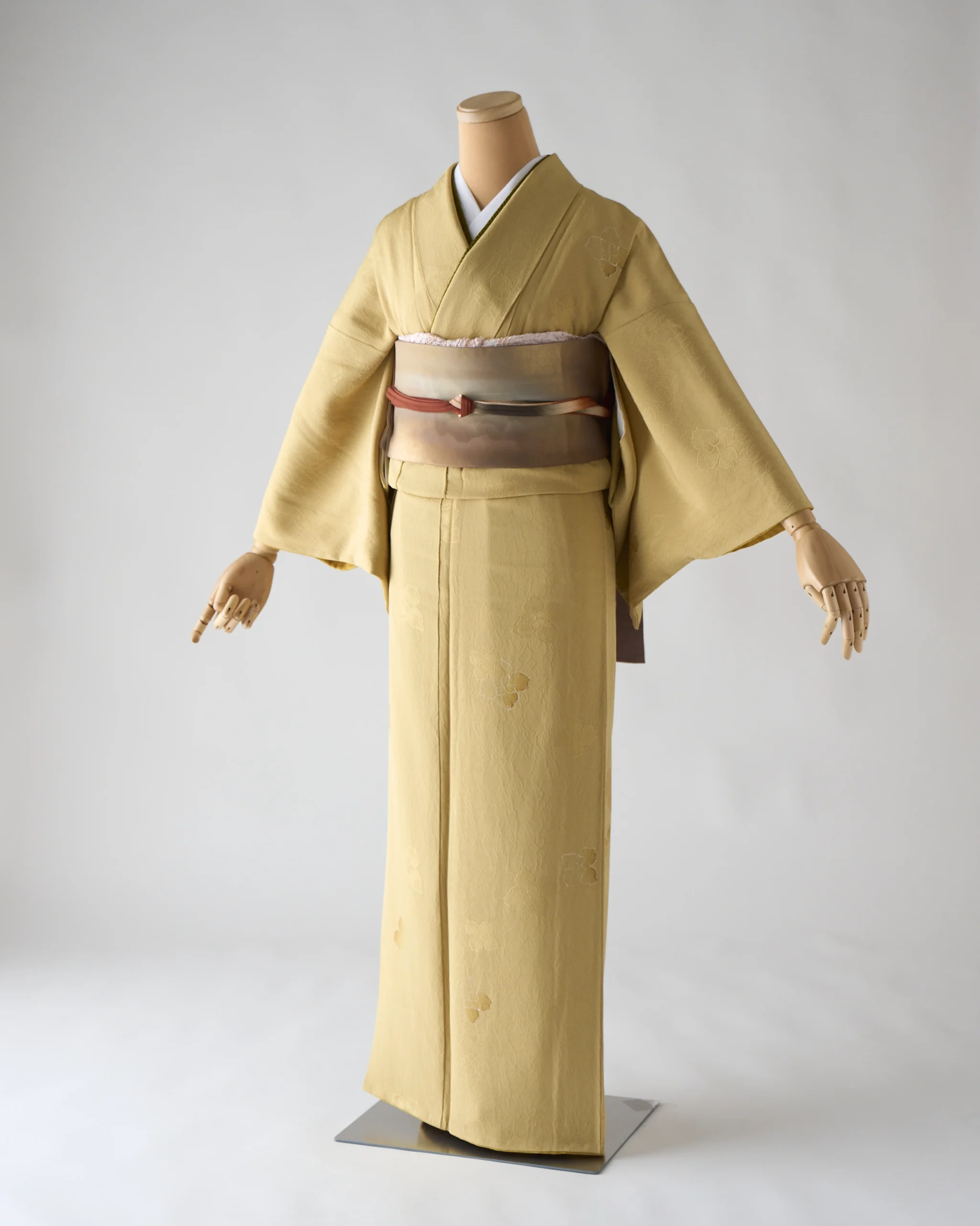 七五三のお母さま向け 山吹色の上品な訪問着レンタル. 身丈152｜家族の風景フォトスタジオ吉祥寺