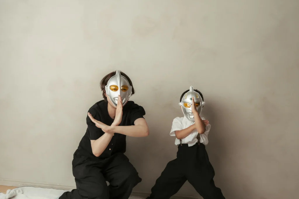 ウルトラマンのポーズを楽しむ親子の家族写真｜家族の風景フォトスタジオ吉祥寺