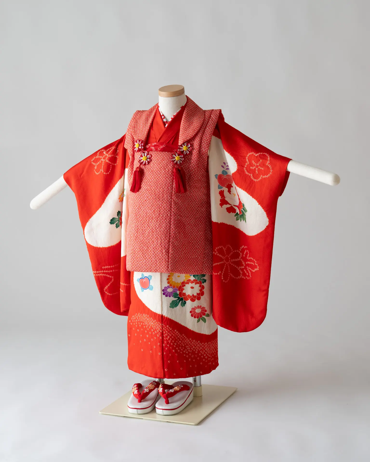 七五三3歳女の子向けの赤い総絞り被布と古典花柄の着物レンタル