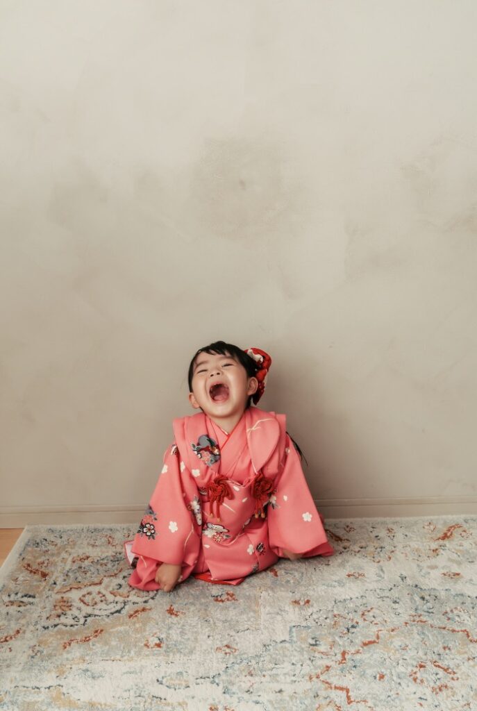 七五三3歳女の子向けのピンク色の被布着物を着用したレンタルイメージ｜家族の風景フォトスタジオ吉祥寺